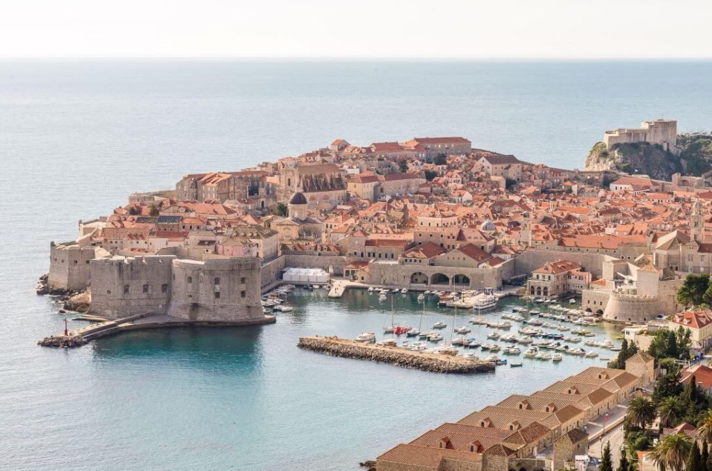 Créez des souvenirs inoubliables en admirant le coucher de soleil à Dubrovnik depuis la colline Srd. Une expérience exceptionnelle.