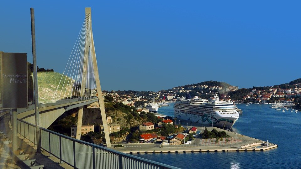 Prenez le large depuis le port de Dubrovnik avec ferries, catamarans et bateaux. Découvrez vos options de voyage.