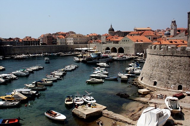 Les navires au mouillage devant Dubrovnik utilisent les navettes pour arriver dans la ville