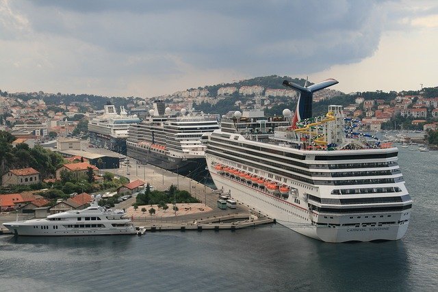Les croisières qu'arrivent à Dubrovnik peuvent arriver dans le port de Gruz ou le port dans la vieille ville