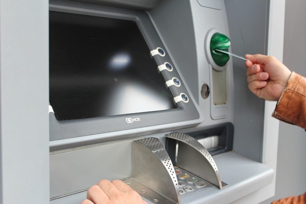 Les distributeurs automatiques de billets sont largement disponibles dans tout le pays