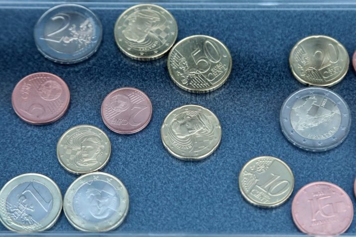 Les pièces d'EUR avec les symboles croates 