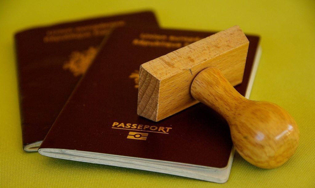 Le passeport ou une carte d'identité était nécessaire pour entrer dans ces pays, même si l'on arrive d'un pays de l'espace Schengen.