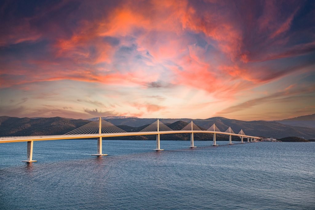 L'un des joyaux architecturaux les plus récents du pays est le pont de Peljesac, une merveille d'ingénierie qui relie la péninsule de Peljesac à la côte croate.