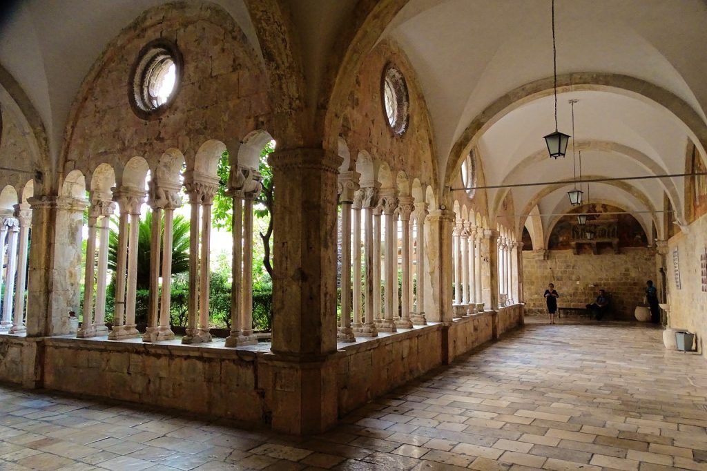 La visite du monastère franciscain et de la pharmacie de Dubrovnik est un voyage dans le temps, qui dévoile des siècles d'histoire et des merveilles architecturales captivantes.