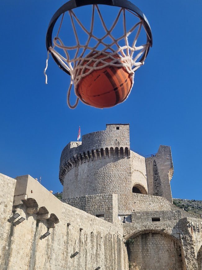 Le plus beau terrain de basket au monde Dubrovnik guide Vesna" i "Visite guidée Dubrovnik en français remparts".